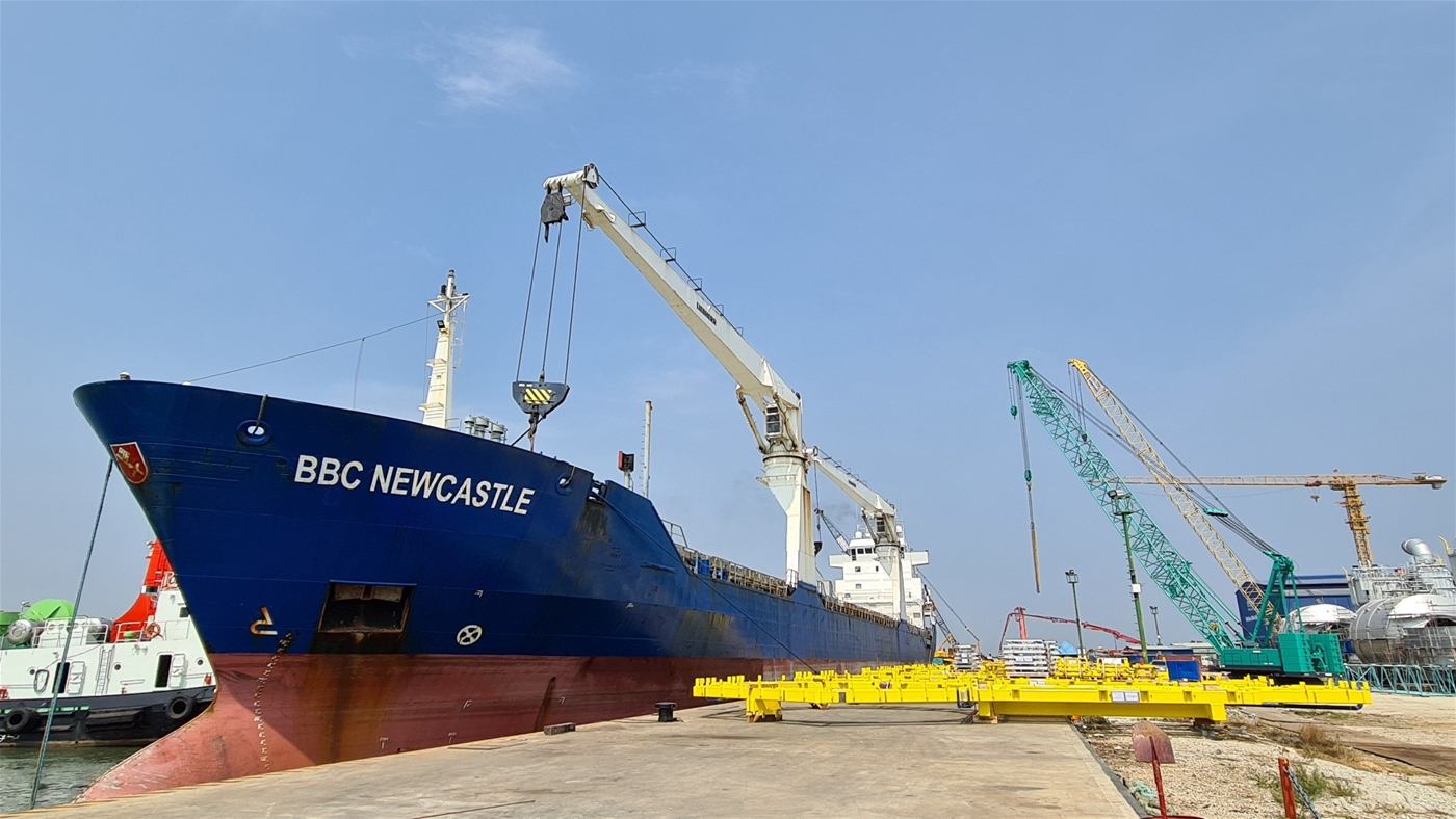 Cung cấp nhân lực, phương tiện, thiết bị và dịch vụ bốc xếp 08 bộ Boat landing lên tàu BBC NewCastle tại Cảng Đông Xuyên để xuất khẩu đi nước ngoài