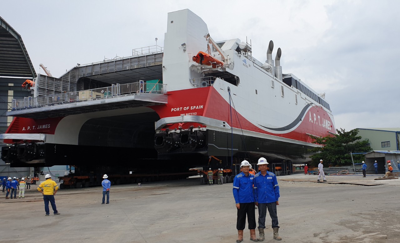 Cung cấp dịch vụ trọn gói: Hạ thủy tàu cao tốc 2 thân có chiều dài 94 mét - rộng 26 m - Tổng trọng lượng 1,780 Tấn