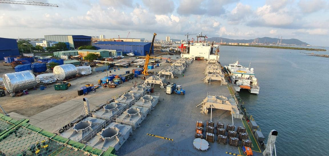 Cung cấp dịch vụ cơ sở hạ tầng tại Cảng Đông Xuyên phục vụ loadout hàng hóa : Jackets grillage boxes & extensions xuống tàu Yamatai (Heavy Load Carrier) - Dự án BLADT CFXD JACKETS