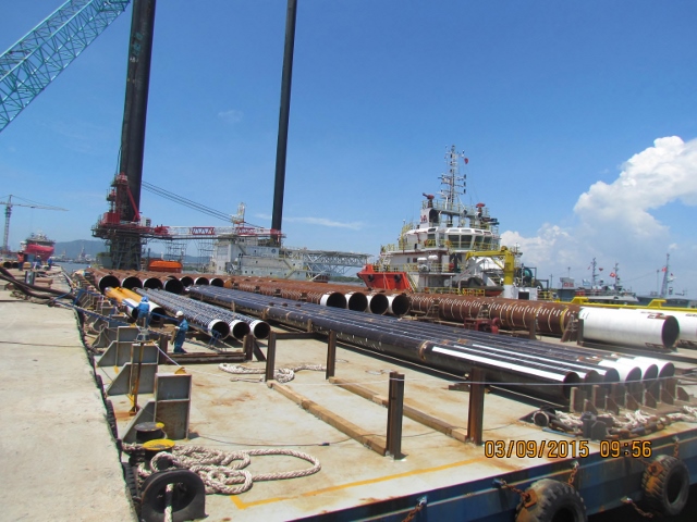 Cung cấp nhân lục, phương tiện, thiết bị và dịch vụ cầu cảng phục vụ bốc xếp, vận chuyển 1828 tấn cọc ống từ bãi chế tạo xuống Sà lan - Hợp Đồng số: DXP-Q-058