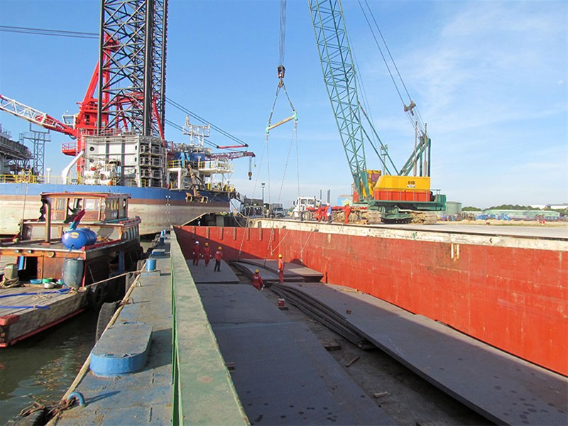 Cung cấp nhân lục, phương tiện, thiết bị và dịch vụ cầu cảng phục vụ bốc xếp, vận chuyển 2.337 tấn tole từ cảng Khánh Hội đến công ty TNHH Vard Vũng Tàu. Hợp đồng số: DXP-Q-0315-019
