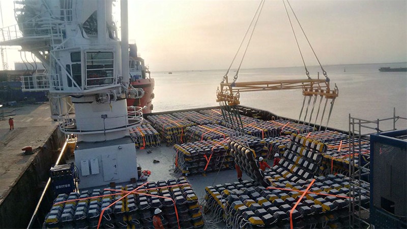Cung cấp nhân lục, phương tiện, thiết bị và dịch vụ cầu cảng phục vụ bốc xếp, vận chuyển 1.490 tấn bê tông mattress từ bãi chế tạo xuống tài. - Hợp đồng số: DXP-Q-0515-005