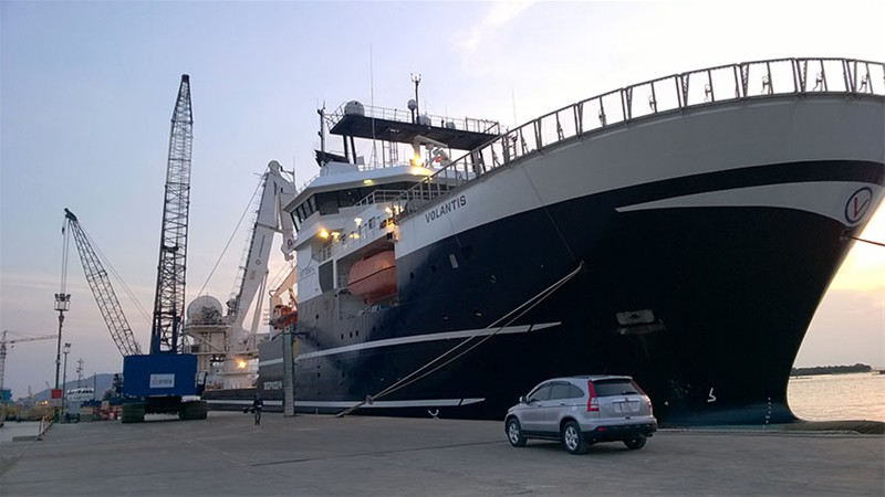 Cung cấp nhân lục, phương tiện, thiết bị và dịch vụ cầu cảng phục vụ bốc xếp, vận chuyển 1.490 tấn bê tông mattress từ bãi chế tạo xuống tài. - Hợp đồng số: DXP-Q-0515-005