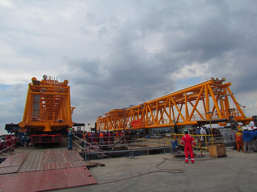 Cung cấp nhân lực, phương tiện, thiết bị và dịch vụ cầu cảng phục vụ bốc xếp, chằng buộc và vận chuyển 2 kiện Link-Bridge nặng 550T